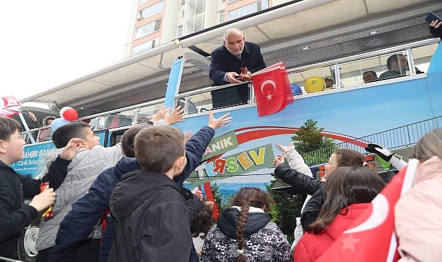 Canik Belediye Başkanı İbrahim Sandıkçı, çocukların bayram sevincine ortak oldu.