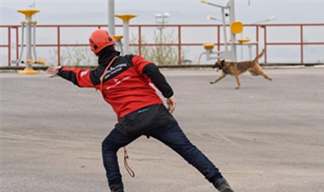 İki kardeş afetlerde mucize yaratıyor