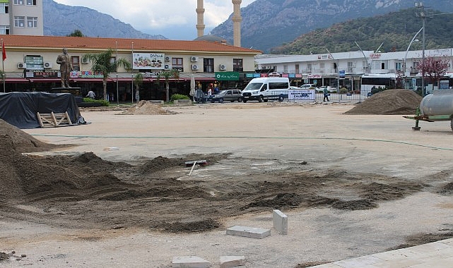 Kemer Cumhuriyet Meydanı turizm sezonuna hazırlanıyor