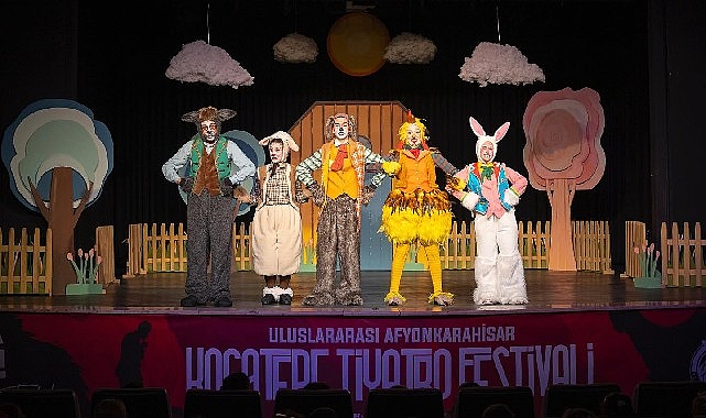 Alkışlar Karabağlar Kent Tiyatrosu’na