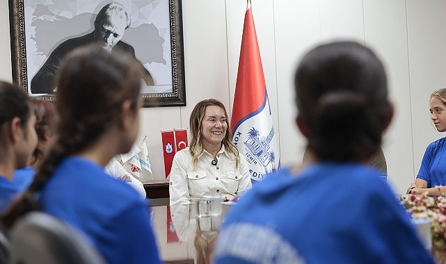 Başkan Mutlu şampiyon kızları ağırladı: Sizinle gurur duyuyoruz​
