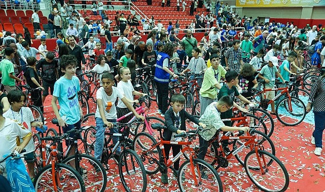 Canik’te Camiler Çocuklarla, Çocuklar Hediyelerle Buluşuyor!