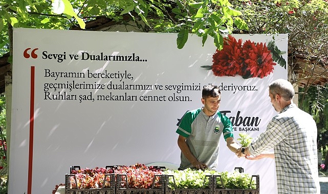 İnegöl Belediyesi Mezarlıklarda 9 Bin Adet Çiçek Dağıttı