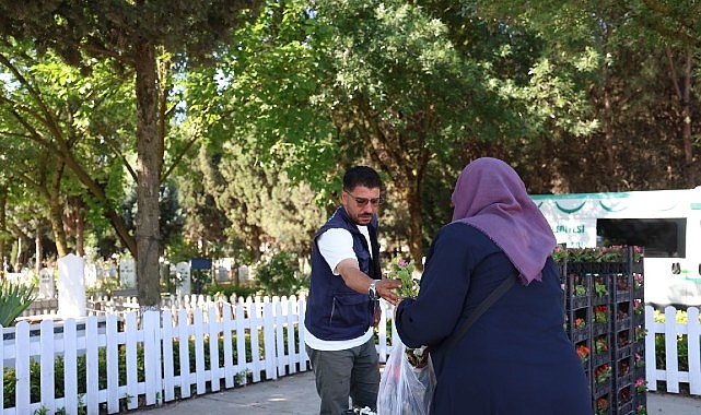 Kartepe Belediyesi’nden Mezarlıklarda Çiçek Dağıtımı