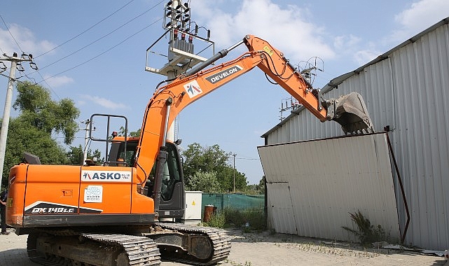 Nilüfer’de kaçak iş yeri yıkıldı