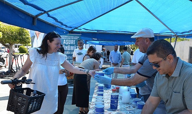 Antalya Büyükşehir Belediyesi geleneksel aşure ikramlarına başladı