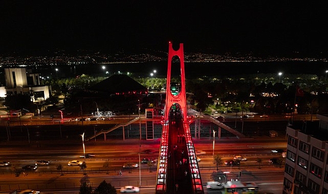 Kocaeli’de üst geçitler al bayrağın renkleriyle ışıldadı