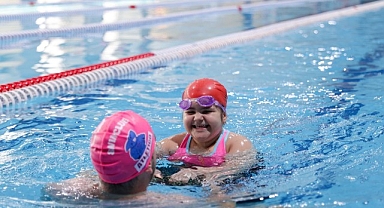 Buca’nın yıldızı Sporium yüzme kursları ile kapılarını açtı