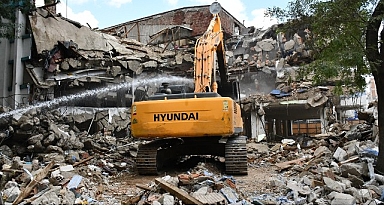 Lüleburgaz Belediyesi’nin eski hizmet binası yıkılıyor