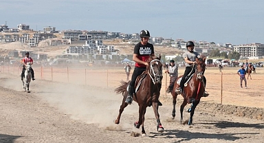 Türkiye’nin şampiyon atları Menemen’de yarıştı