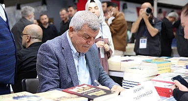 Karaosmanoğlu, Kitap Fuarı’nda kitabını imzaladı