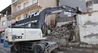 Konak’ta metruk yapıların yıkımı devam ediyor