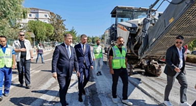 İzmir’in yollarında gece gündüz asfalt çalışması